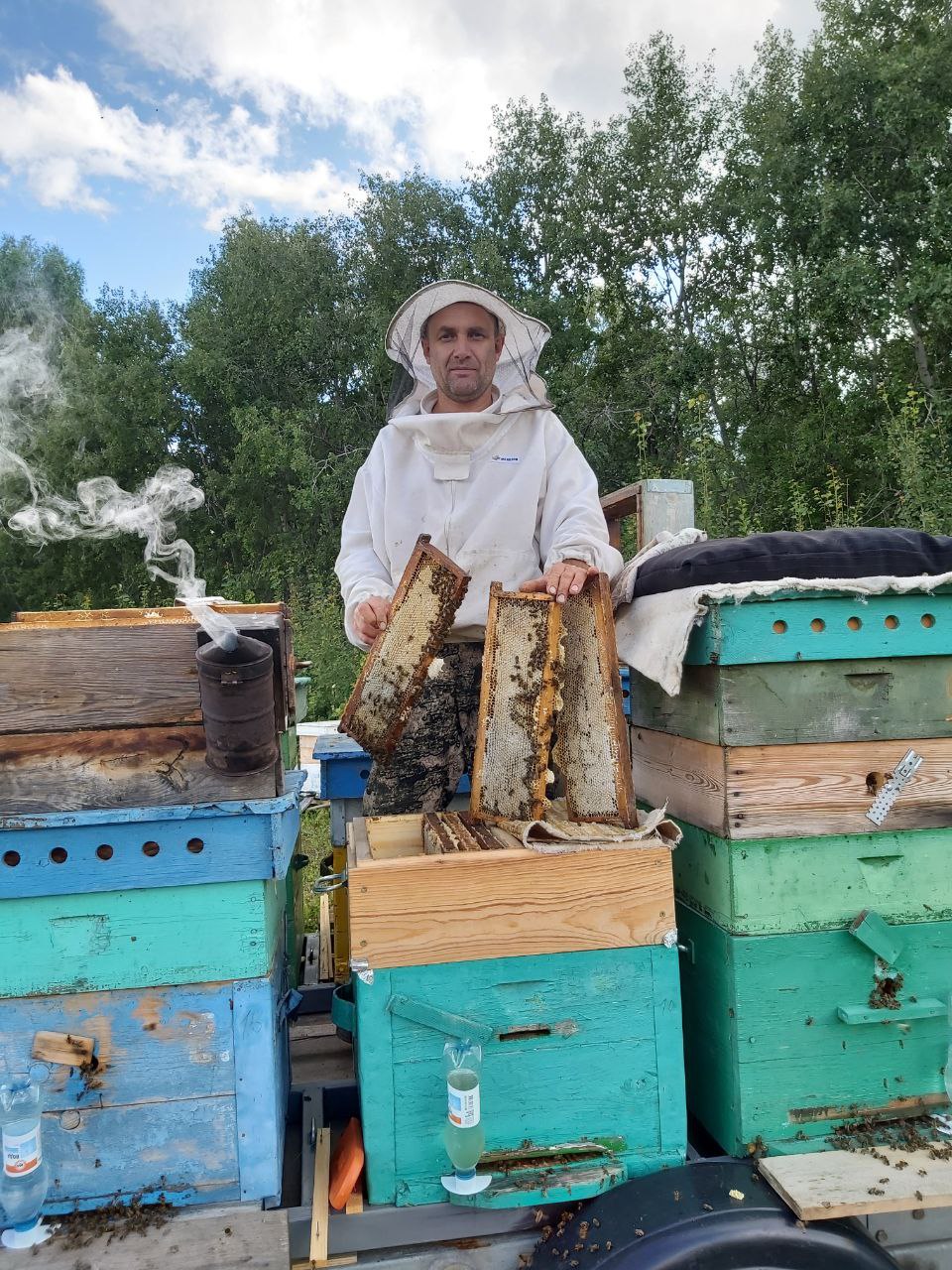Пчеловод с рамками сотового мёда